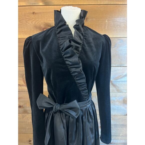 R&K ORIGINALS VNTG BLACK VELVET & TAFFETA V NECK RUFFLE COLLAR COCKTAIL DRESS - Picture 2 of 10